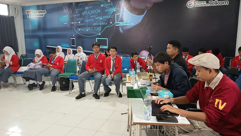 Menjadi Juri Pada Kegiatan SMK Telkom