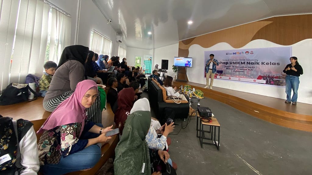 Foto Khairul Umam Membawakan Materi Pada Kegiatan SEMI di Makassar