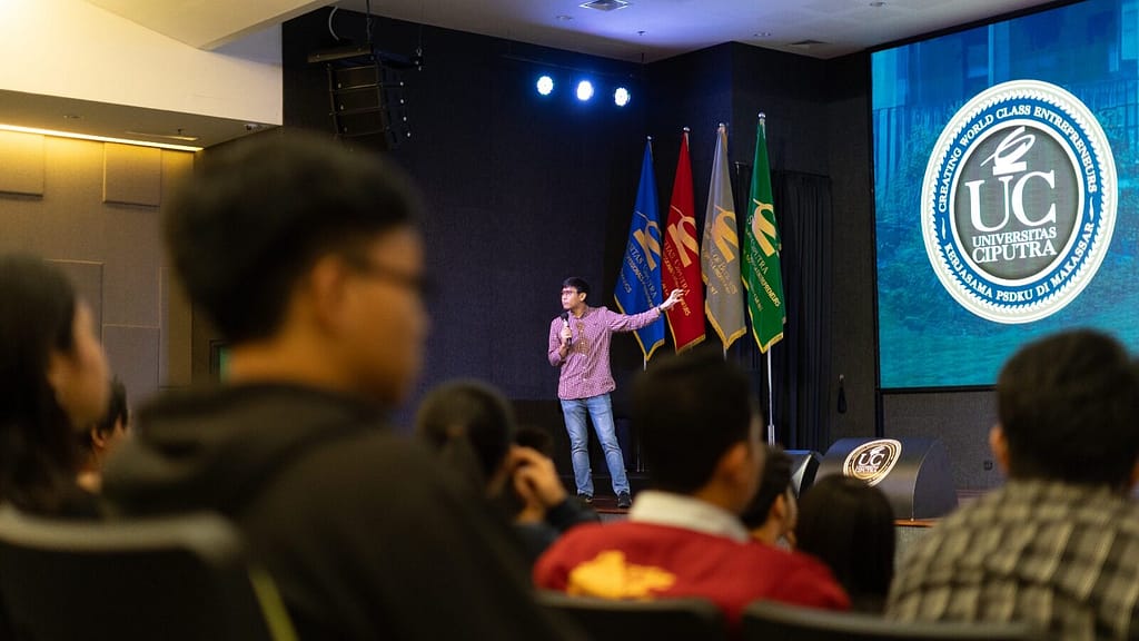 Foto Khairul Umam Menjadi Pemateri pada Seminar Level Up Your Campus Life STIE Ciputra Makassar