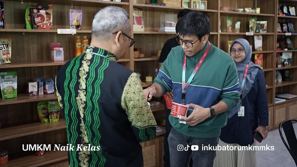 Khairul Umam GM Inkubator Menerima Bupati Tagalong di Kantor Inkubator