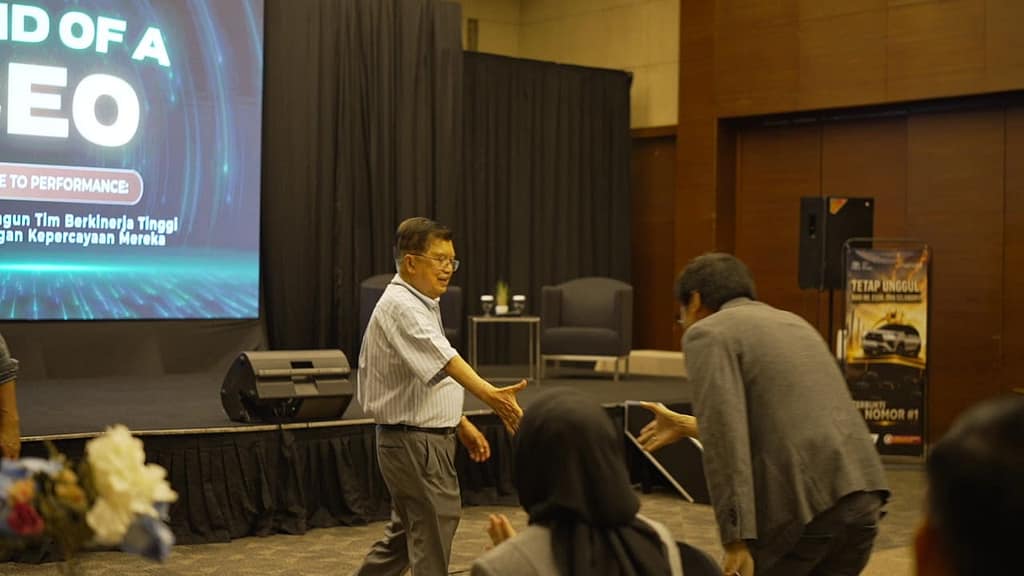 Khairul Umam menjabat tangan jusuf kalla di kegiatan Mind of CEO