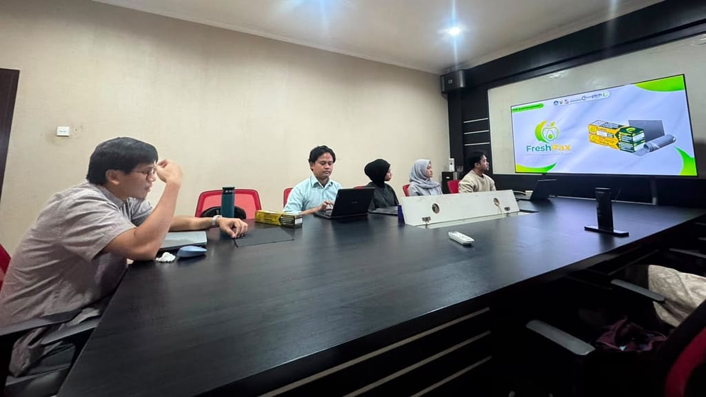 Khairul Umam Memberikan Konsultasi kepada UMKM Mahasiswa Unhas