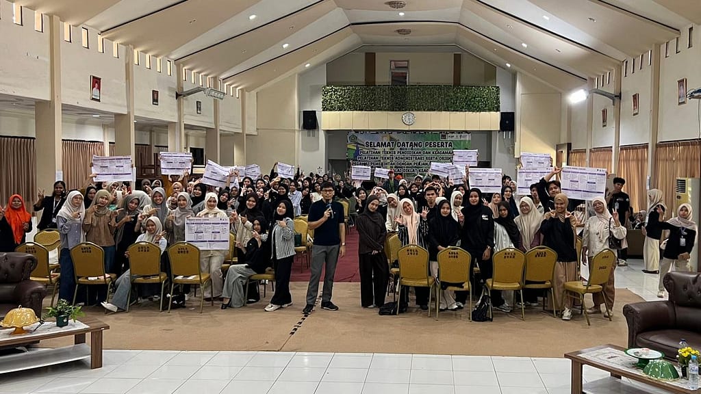 Khairul Umam membimbing mahasiswa UNM menyusun Business Model Canvas dalam Preneur Talk 2026