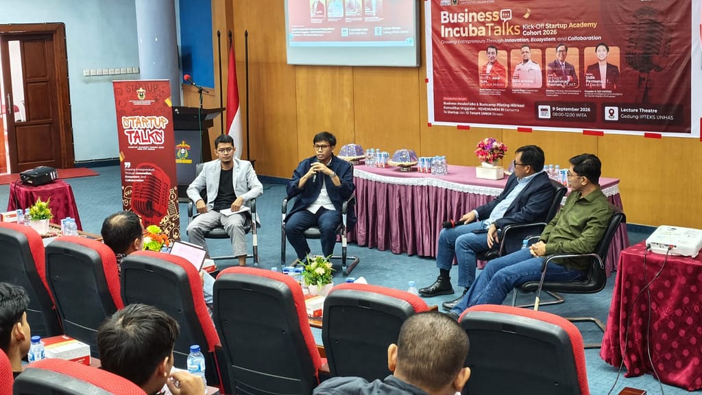 Khairul Umam memberikan Business IncubaTalks pada Startup Academy Cohort 2026 di UNHAS