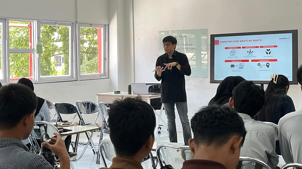 Khairul Umam memberikan Penjelasan Marketing 1.0 - 5.0
