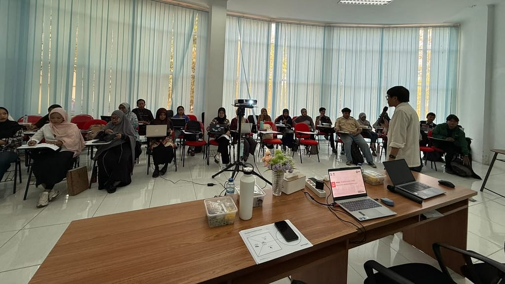 Khairul Umam membahas Business Model Canvas, Value Proposition Canvas, dan strategi Unique Value Proposition dalam Coaching Clinic Hilirisasi Komoditas Unhas 2026.