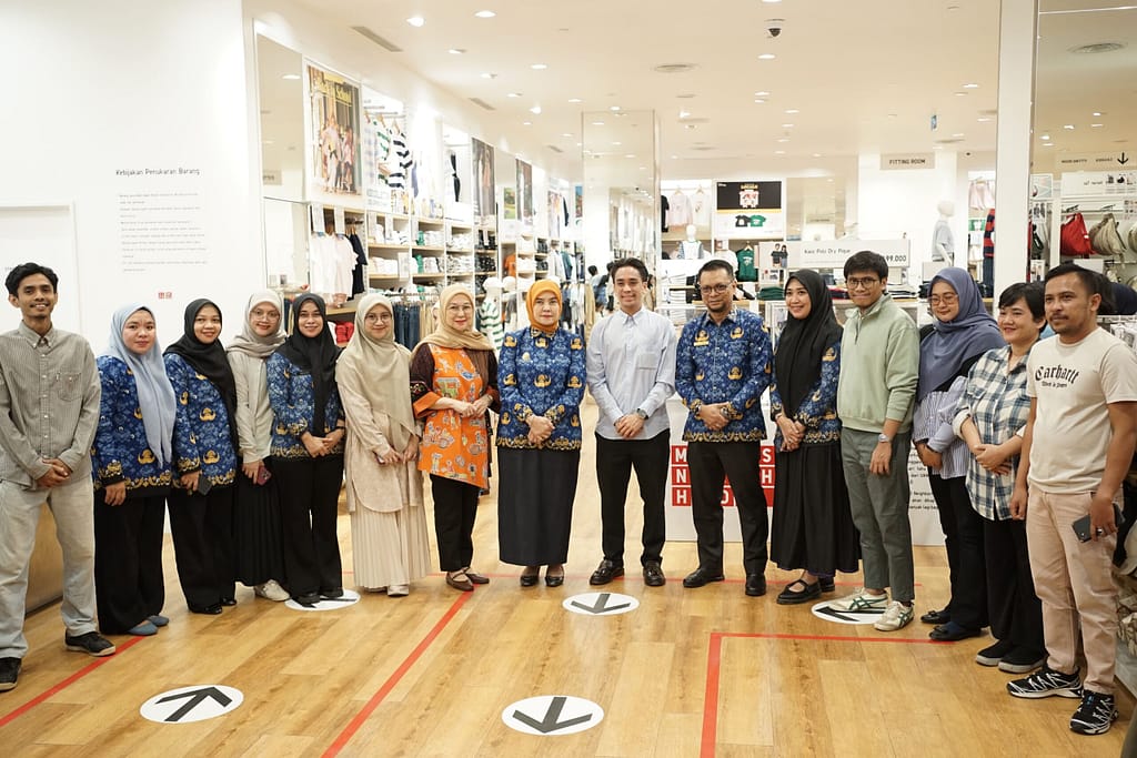 Foto Bersama Tim Inkubator UMKM Bersama Wakil Walikota Makassar di Uniqlo